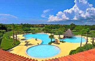 Hotel Embassy Suite Los Marlins Pool 2